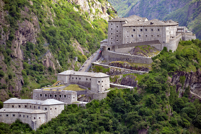 Visita al  Castello di Issogne e al Forte di Bard – Valle  d’Aosta -